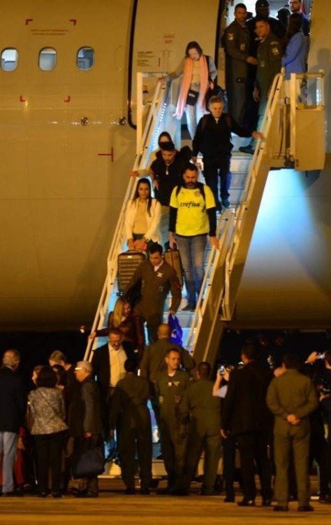 Primeiro voo da FAB de resgate de brasileiros retidos em Israel chega em Brasília