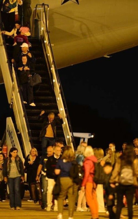 Primeiro voo da FAB de resgate de brasileiros retidos em Israel chega em Brasília