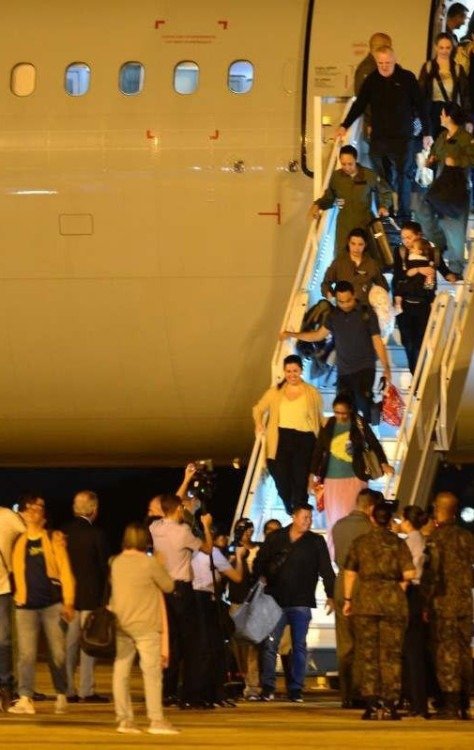 Primeiro voo da FAB de resgate de brasileiros retidos em Israel chega em Brasília
