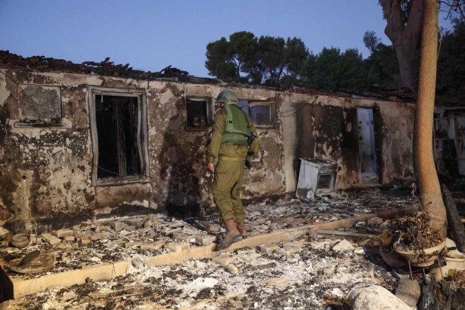 Soldado inspeciona casa destruída pelos terroristas no kibbutz Beeri, a poucos quilômetros de Gaza - (crédito: Jack Guez/AFP) Soldado inspeciona casa destruída pelos terroristas no kibbutz Beeri, a poucos quilômetros de Gaza - (crédito: Jack Guez/AFP)