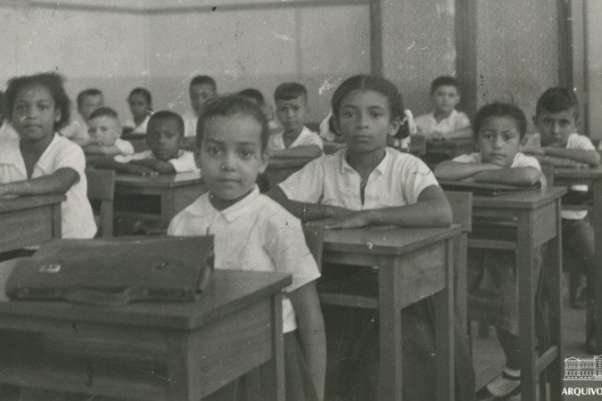 Crianças em escola no Rio, em 1958: segundo pesquisadores, instituições do Estado Moderno delimitaram o espaço destinado à infância - (crédito: Arquivo Nacional) Crianças em escola no Rio, em 1958: segundo pesquisadores, instituições do Estado Moderno delimitaram o espaço destinado à infância - (crédito: Arquivo Nacional)