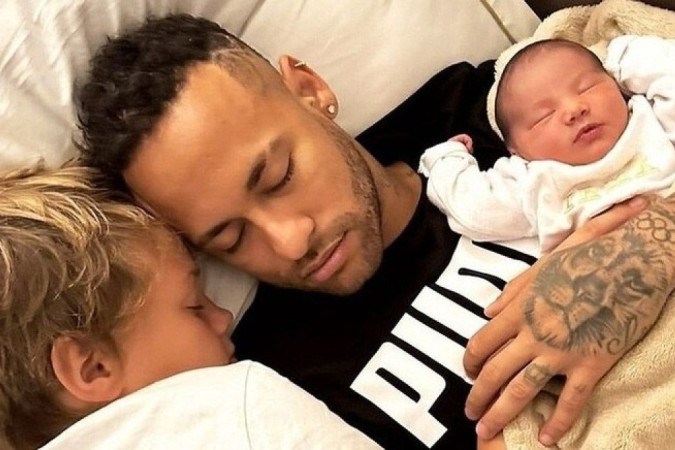 Neymar parou a internet com foto fofa com os filhos  -  (crédito: Reprodução/Instagram)