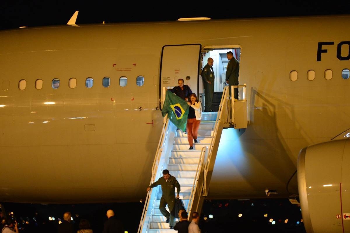 Avião com primeiros brasileiros resgatados de Israel chega a Brasília