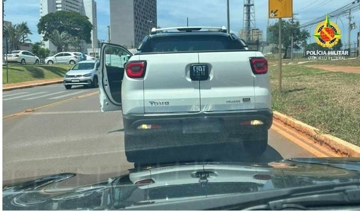 Motorista que atingiu carro de estudante com violência é preso no DF