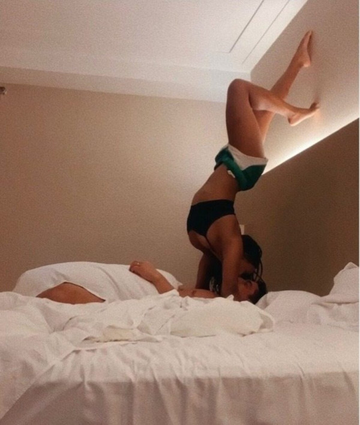 Rebeca Andrade e Luiz Cleiton na cama: descontração e romantismo