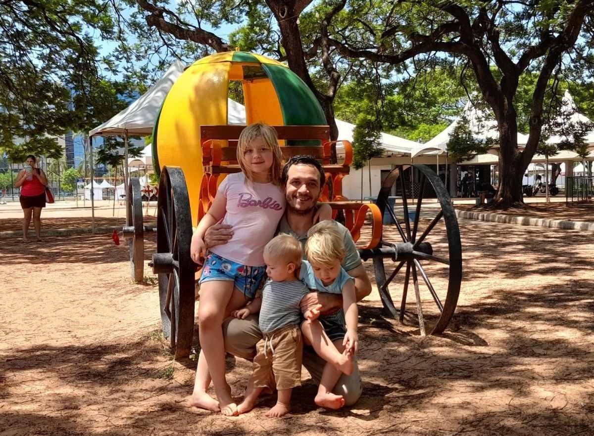 Gustavo e os filhos no parquinho Ana Lídia