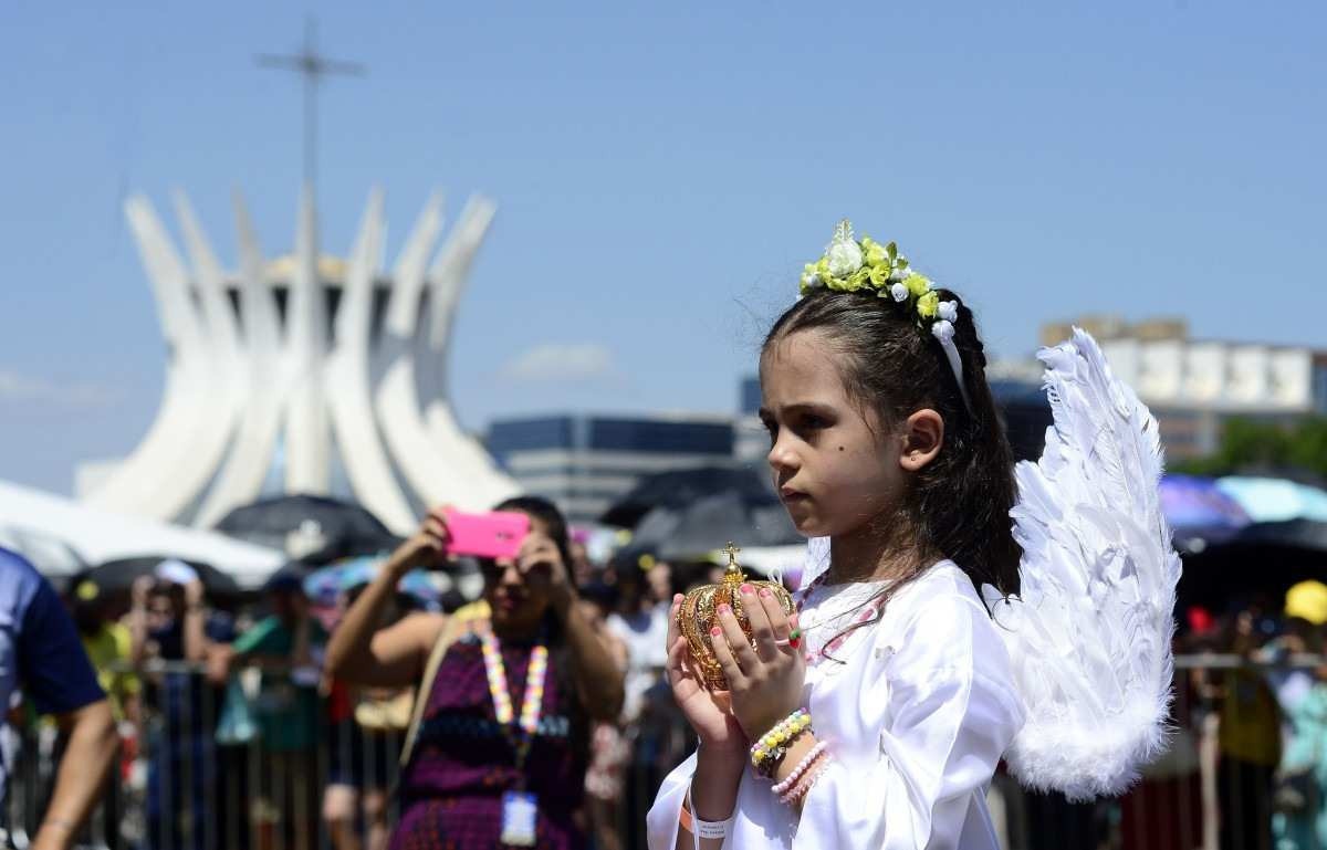 Brasilienses celebram a fé e pedem paz na Esplanada dos Ministérios