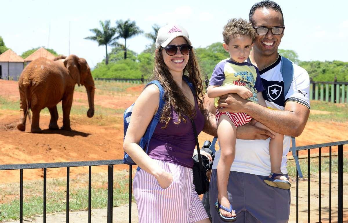 Brasilienses passeiam pelo Zoológico no feriado do Dia das Crianças