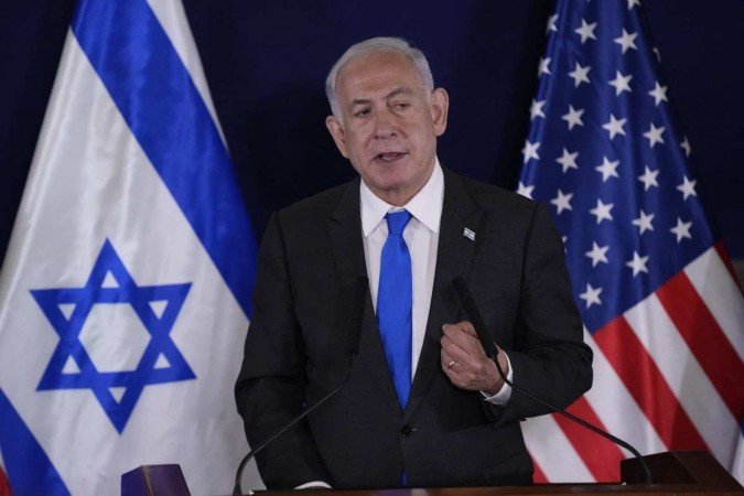 O primeiro-ministro israelense, Benjamin Netanyahu, discursa à mídia dentro do Kirya, que abriga o Ministério da Defesa de Israel, após sua reunião com o secretário de Estado dos EUA - (crédito: Jacquelyn Martin / POOL / AFP) O primeiro-ministro israelense, Benjamin Netanyahu, discursa à mídia dentro do Kirya, que abriga o Ministério da Defesa de Israel, após sua reunião com o secretário de Estado dos EUA - (crédito: Jacquelyn Martin / POOL / AFP)