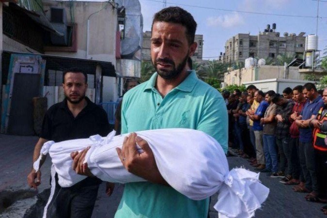 Historiador afirma que o governo de Israel comete crime de guerra ao cortar energia e impedir chegada de comida a população da Faixa de Gaza - (crédito: Getty Images) Historiador afirma que o governo de Israel comete crime de guerra ao cortar energia e impedir chegada de comida a população da Faixa de Gaza - (crédito: Getty Images)
