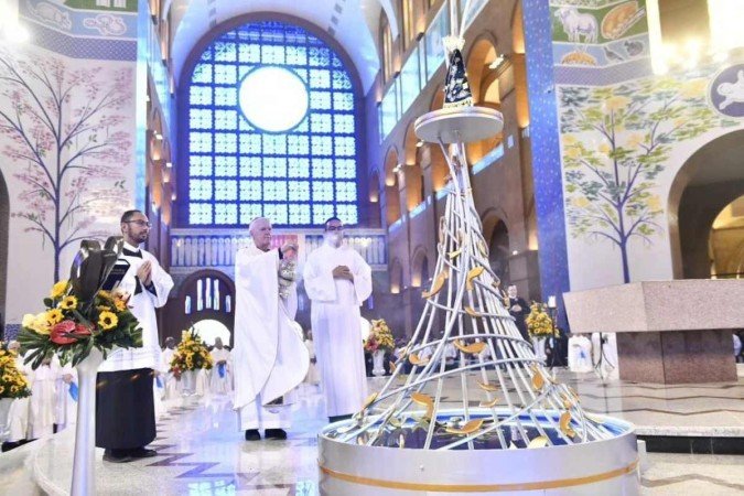 Dom Orlando, entre assistentes, reforça posição da Igreja no momento em que a Câmara reage ao STF contra descriminalização do aborto até a 12ª semana - (crédito: Thiago Leon/Santuário Nacional de Aparecida) Dom Orlando, entre assistentes, reforça posição da Igreja no momento em que a Câmara reage ao STF contra descriminalização do aborto até a 12ª semana - (crédito: Thiago Leon/Santuário Nacional de Aparecida)