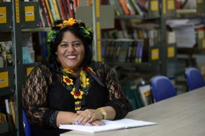 A professor indígena Potyra Terena venceu obstáculos do preconceito e hoje recebe os alunos com olhar diferenciado e atento a cada indivíduo. A habilidade de diálogo para guiar os adolescentes traz da própria etnia, original do Mato Grosso