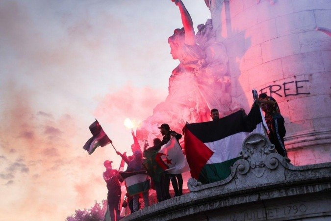 Manifestantes mostram bandeira palestina em Paris - (crédito: TERESA SUAREZ/EPA-EFE/REX/Shutterstock) Manifestantes mostram bandeira palestina em Paris - (crédito: TERESA SUAREZ/EPA-EFE/REX/Shutterstock)