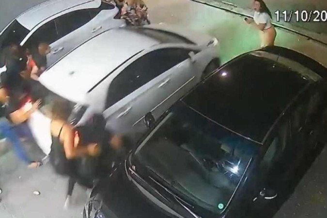 Mulher atropela quatro pessoas depois de brigar por vaga em salão - (crédito: Reproduções/Redes sociais) Mulher atropela quatro pessoas depois de brigar por vaga em salão - (crédito: Reproduções/Redes sociais)