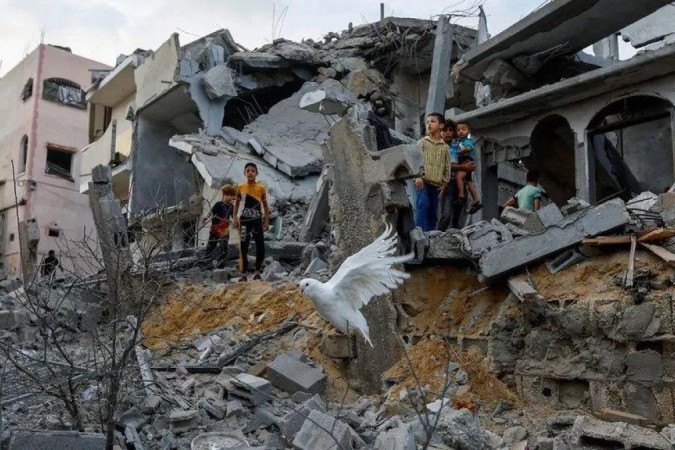 Muitos edifícios em Gaza foram danificados ou destruídos desde que as tensões aumentaram esta semana - (crédito: Reuters) Muitos edifícios em Gaza foram danificados ou destruídos desde que as tensões aumentaram esta semana - (crédito: Reuters)