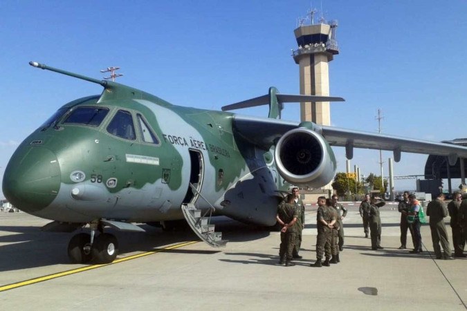 O KC 390 possui o Sistema Modular Aerotransportável de Combate a Incêndios e conta com um tubo que projeta água pela porta traseira esquerda do avião, podendo descarregar 12.000 litros -  (crédito: Gov BR/FAB)