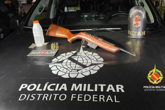 Durante a abordagem, os policiais encontraram uma espingarda calibre 22 com 13 munições intactas - (crédito: PMDF) Durante a abordagem, os policiais encontraram uma espingarda calibre 22 com 13 munições intactas - (crédito: PMDF)