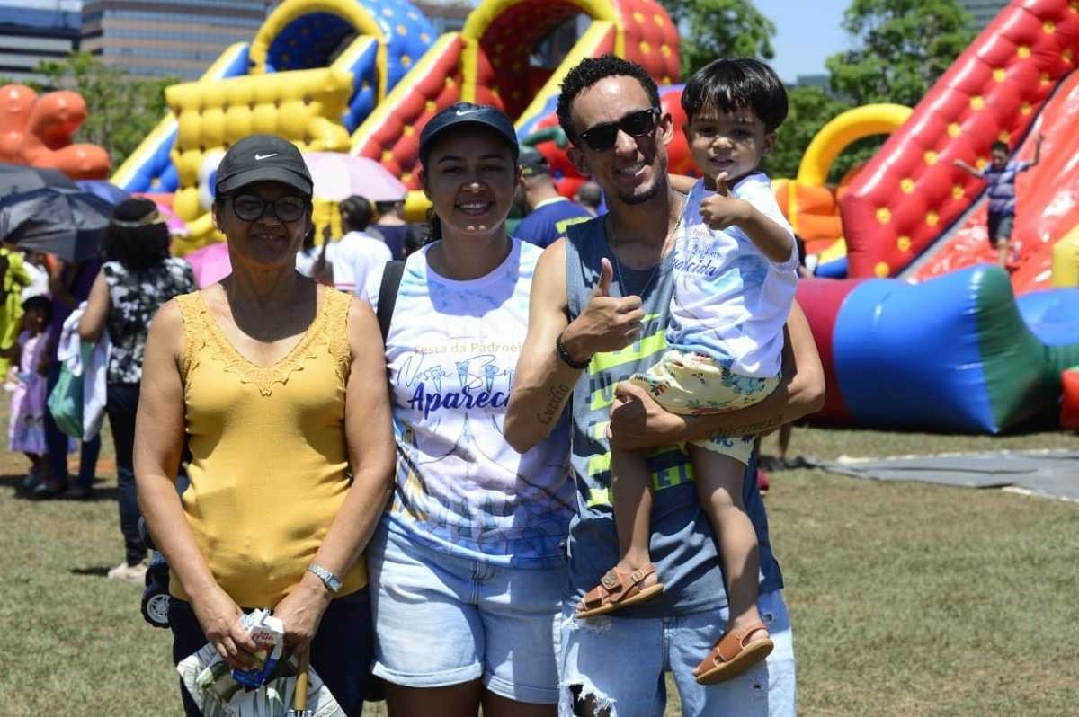 Missa para as crianças na Esplanada.  Celebrada pelo Bispo auxiliar Dom Ricardo. 