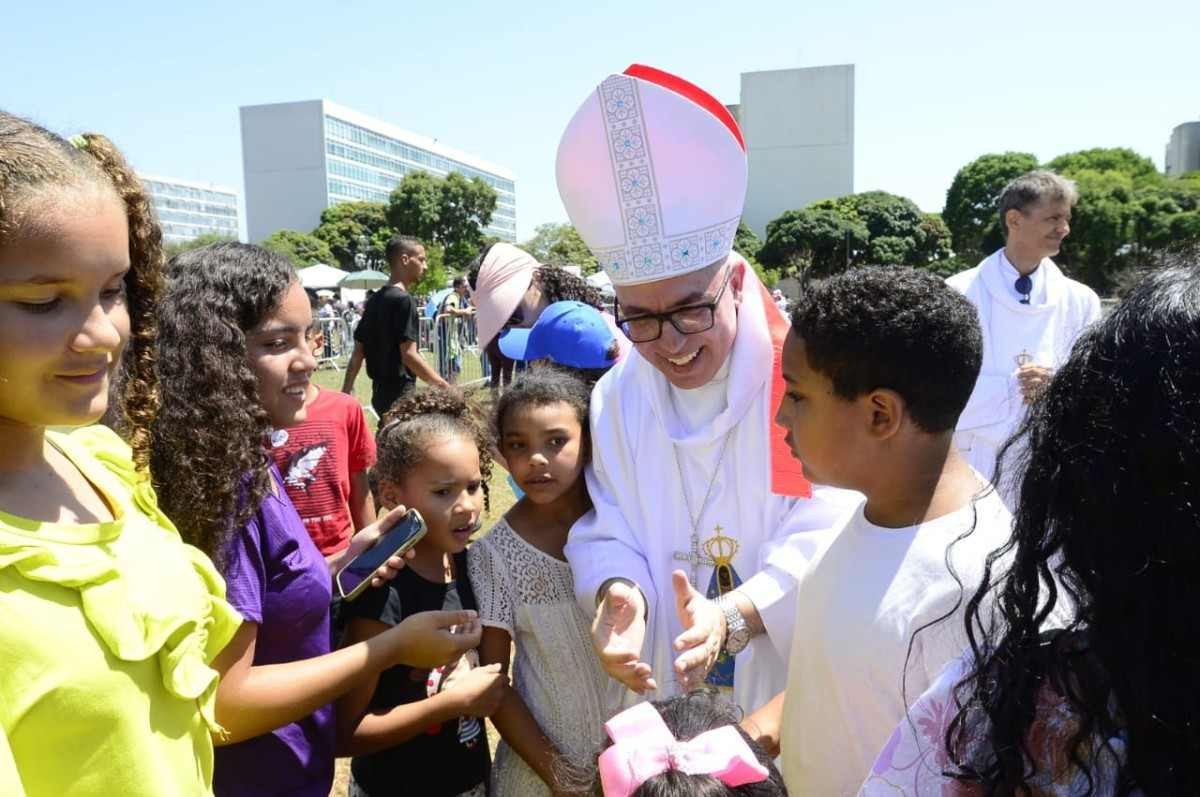 Missa para as crianças na Esplanada.  Celebrada pelo Bispo auxiliar Dom Ricardo. 