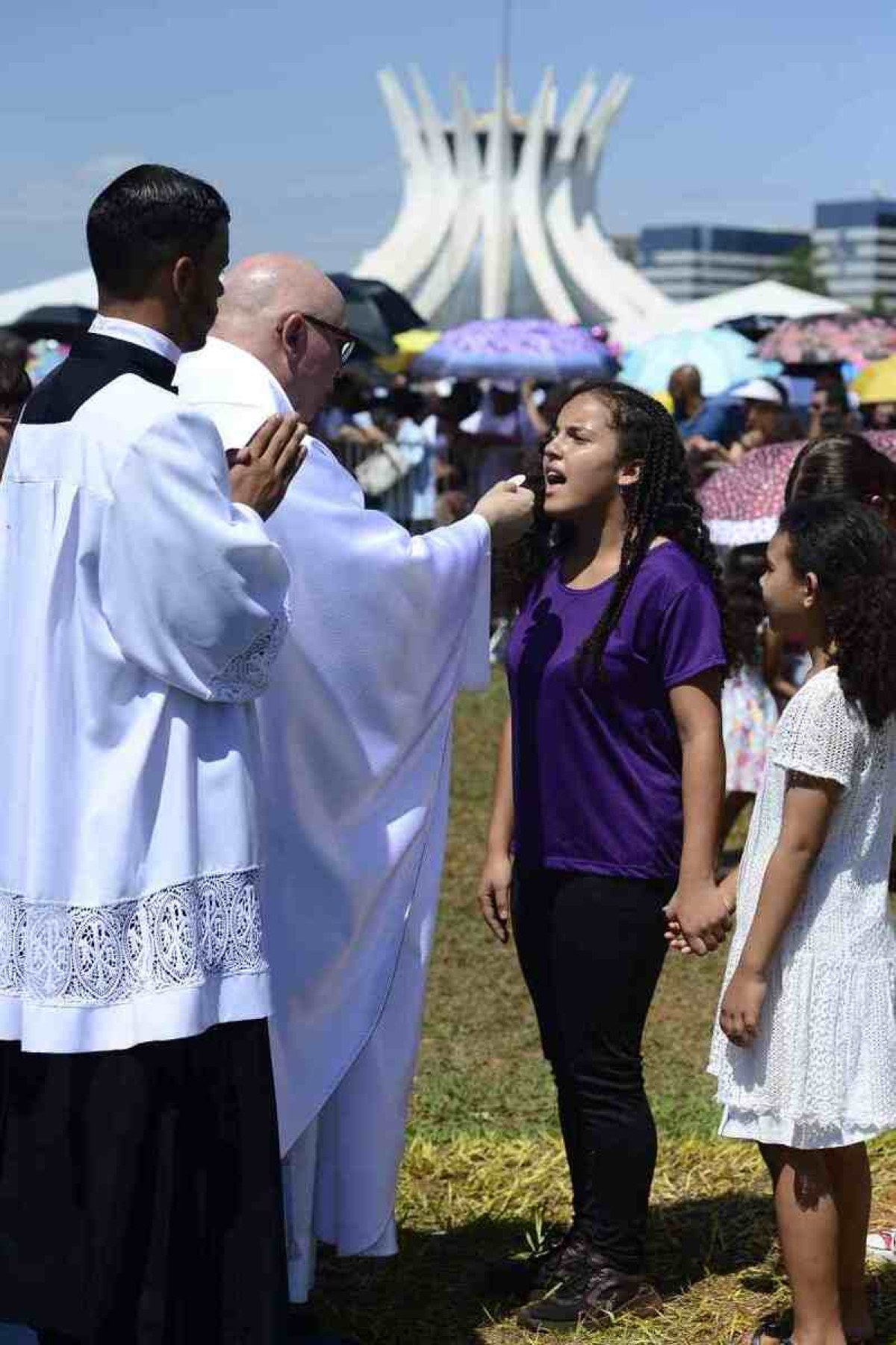 Missa para as crianças na Esplanada.  Celebrada pelo Bispo auxiliar Dom Ricardo. 
