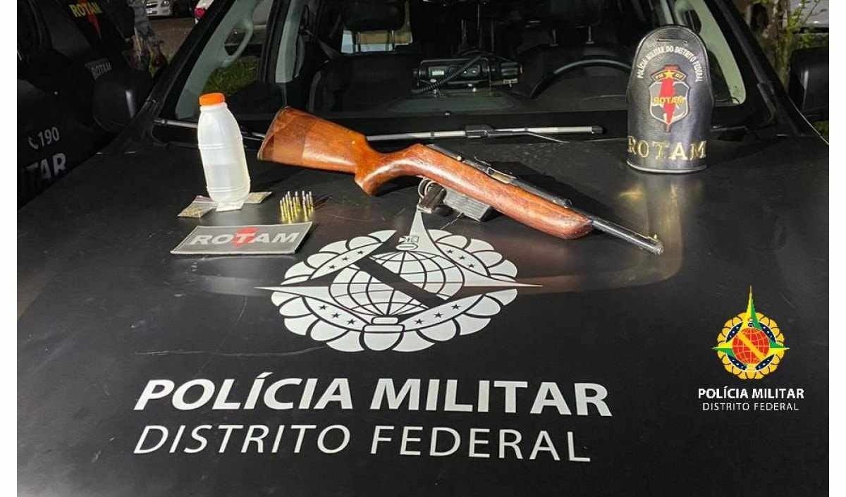 Homem joga carro contra policiais militares e é preso por porte de arma