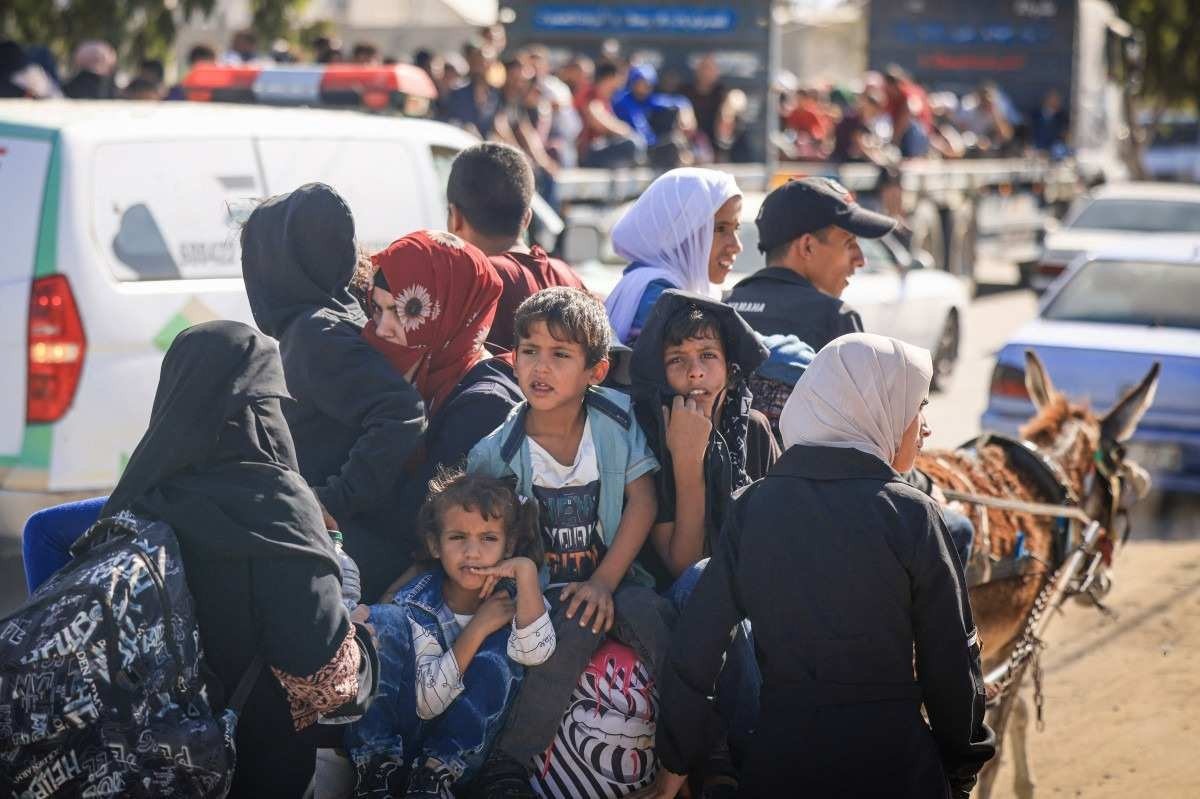 Palestinos com seus pertences lotam uma rua na Cidade de Gaza enquanto fogem de suas casas após o alerta do exército israelense em 13 de outubro de 2023. Palestinos com seus pertences lotam uma rua na Cidade de Gaza enquanto fogem de suas casas após o alerta do exército israelense em 13 de outubro de 2023.