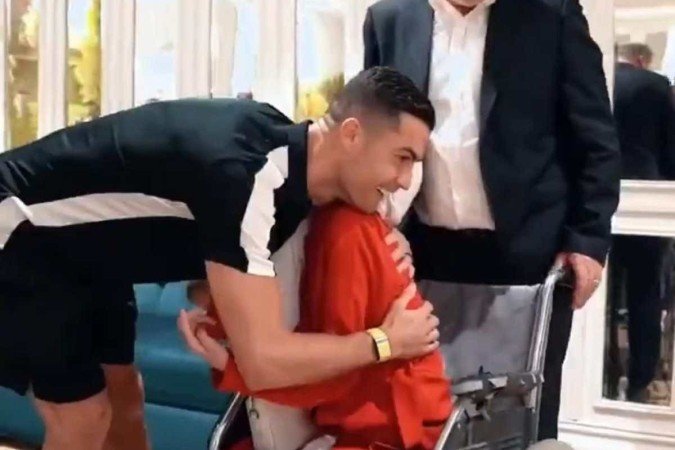 Cristiano Ronaldo pode ser condenado à chibatadas por abraçar pintora iraniana  -  (crédito: Reprodução Twitter )