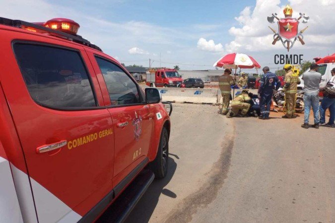 A via foi interditada para que bombeiros prestassem socorro - (crédito: SOINP/CBMDF) A via foi interditada para que bombeiros prestassem socorro - (crédito: SOINP/CBMDF)