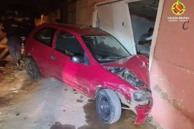 Carro só foi parado após colidir contra uma residência e derrubar o portão da casa. - (crédito: PMDF) Carro só foi parado após colidir contra uma residência e derrubar o portão da casa. - (crédito: PMDF)