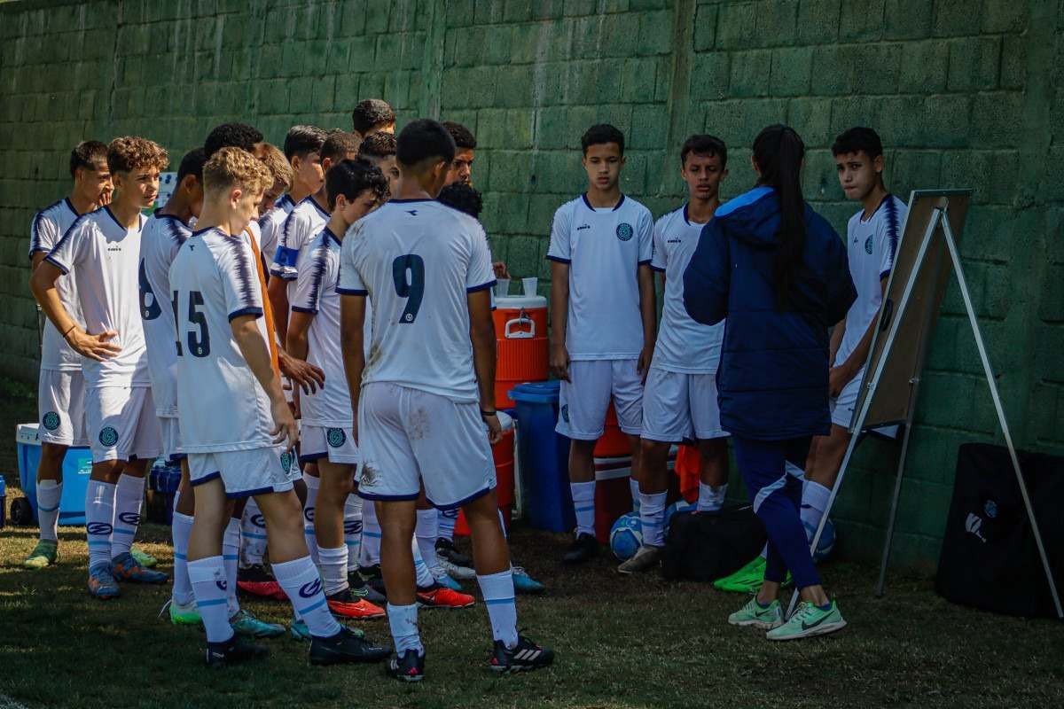 Versatilidade: Nádima Skeff trabalha diretamente com o elenco sub-14 do Sfera FC, mas isso não a impede de colaborar com outras categorias no dia a dia do clube do interior paulista