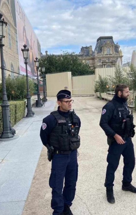 Museu louvre é fechado neste sábado