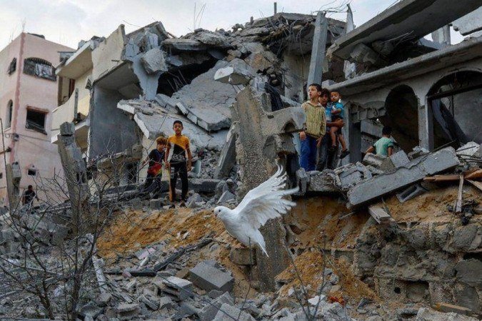 Muitos edifícios em Gaza foram danificados ou destruídos desde que a violência aumentou neste semana - (crédito: Reuters) Muitos edifícios em Gaza foram danificados ou destruídos desde que a violência aumentou neste semana - (crédito: Reuters)