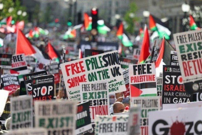Manifestantes protestam em solidariedade aos palestinos, em meio ao conflito em curso entre Israel e o Hamas, em Londres - (crédito: Reuters) Manifestantes protestam em solidariedade aos palestinos, em meio ao conflito em curso entre Israel e o Hamas, em Londres - (crédito: Reuters)