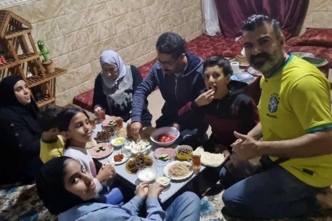 Oito dos 16 integrantes do grupo que está hospedado em Rafah, ao lado da fronteira com o Egito. - (crédito: Palácio do Planalto/divulgação) Oito dos 16 integrantes do grupo que está hospedado em Rafah, ao lado da fronteira com o Egito. - (crédito: Palácio do Planalto/divulgação)