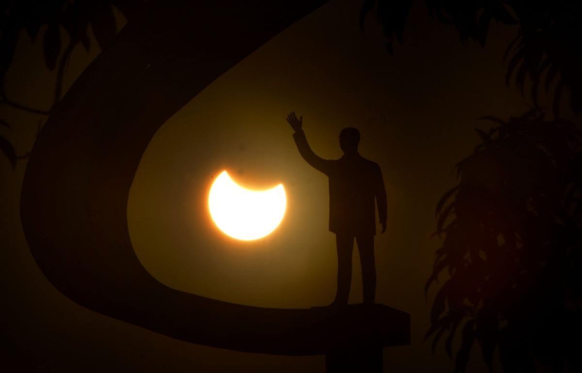 Brasilienses se reunem para ver eclipse solar neste sábado (14/10)