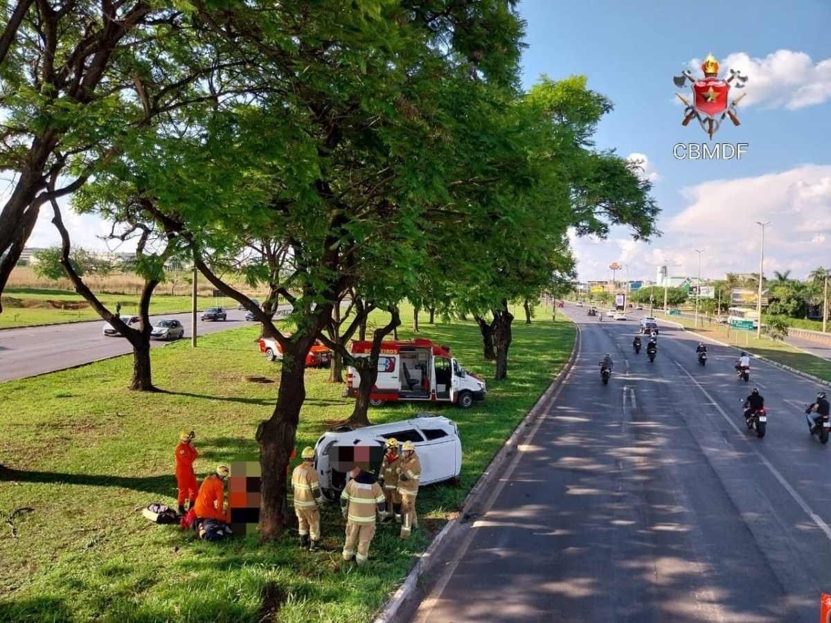 Capotamento de veículo na EPIA Sul resulta em duas vítimas