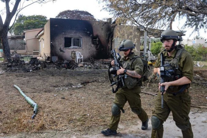 Israeli troops patrol inside kibbutz Kfar Aza on the border with the Gaza Strip on October 15, 2023, where at least 100 people were reported killed by Hamas militants last week. More than one million people have been displaced in the Gaza Strip in the last week, the UN said on October 25, after a week of Israeli bombardment and warnings about a ground attack against Hamas commanders. (Photo by Menahem KAHANA / AFP)
       -  (crédito:  AFP)
