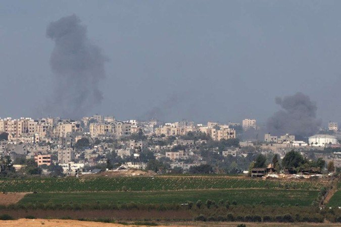 Imagem dos prédios da Faixa de Gaza bombardeados, ontem, pelos israelenses. Vários governos, inclusive o brasileiro, negociam criação de corredor humanitário - (crédito: AFP) Imagem dos prédios da Faixa de Gaza bombardeados, ontem, pelos israelenses. Vários governos, inclusive o brasileiro, negociam criação de corredor humanitário - (crédito: AFP)
