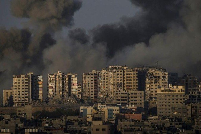 Durante a semana, Israel promoveu intensos bombardeios em Gaza -  (crédito: EPA)