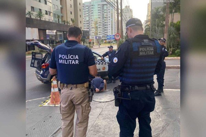 Dois homens foram presos pela Polícia Militar do Distrito Federal (PMDF) em um caso de extorsão, na Rua 31 Sul de Águas Claras - (crédito: Divulgação/ PMDF) Dois homens foram presos pela Polícia Militar do Distrito Federal (PMDF) em um caso de extorsão, na Rua 31 Sul de Águas Claras - (crédito: Divulgação/ PMDF)