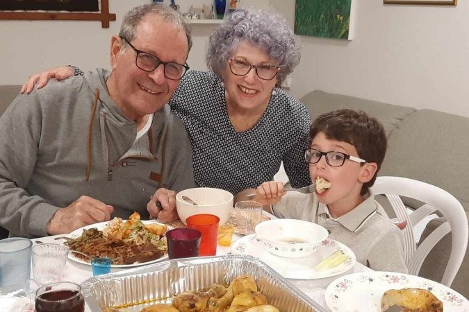 Avraham e Ruthy Munder, ao lado do neto, Ohad, estão em poder do Hamas - (crédito: Arquivo pessoal) Avraham e Ruthy Munder, ao lado do neto, Ohad, estão em poder do Hamas - (crédito: Arquivo pessoal)