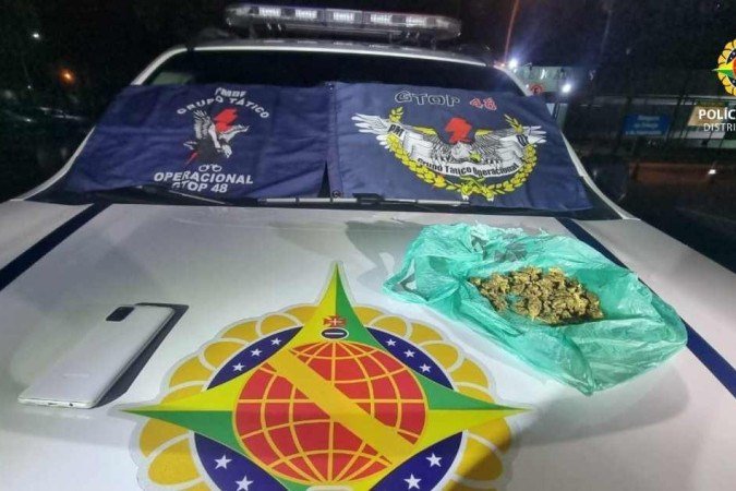 Dupla é detida portando maconha após perseguição na EPNB - (crédito: Divulgação/PMDF) Dupla é detida portando maconha após perseguição na EPNB - (crédito: Divulgação/PMDF)