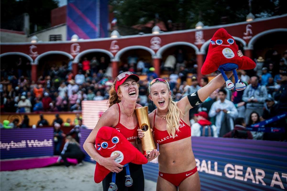 As norte-americanas Cheng e Hughes, campeãs mundiais de vôlei de praia