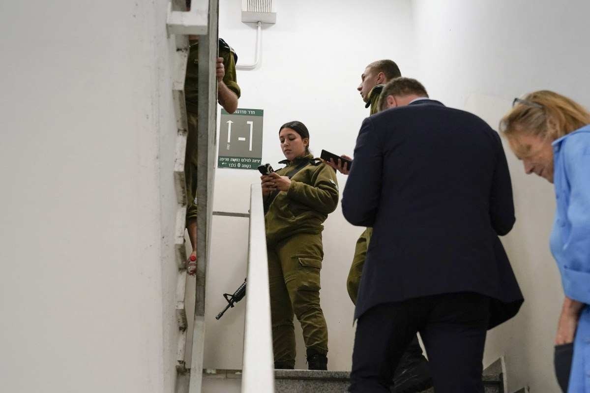 Secretário dos EUA e premiê de Israel são levados para bunker após alerta