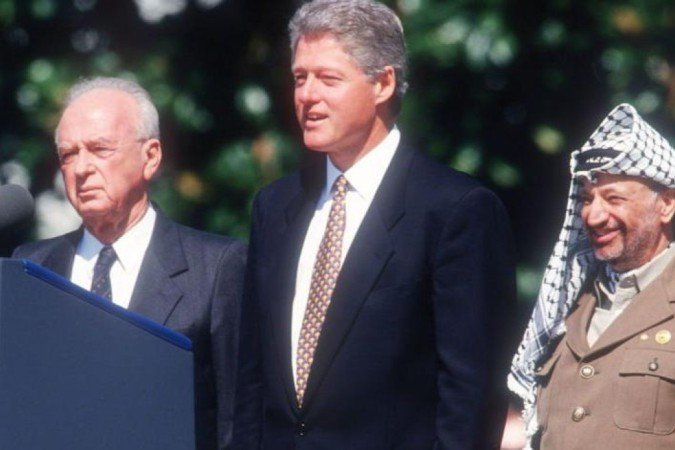 Yitzhak Rabin, Bill Clinton e Yasser Arafat firmaram na Casa Branca o chamado Acordo de Oslo, visto como um marco nas negociações de paz entre israelenses e palestinos - (crédito: Getty Images) Yitzhak Rabin, Bill Clinton e Yasser Arafat firmaram na Casa Branca o chamado Acordo de Oslo, visto como um marco nas negociações de paz entre israelenses e palestinos - (crédito: Getty Images)