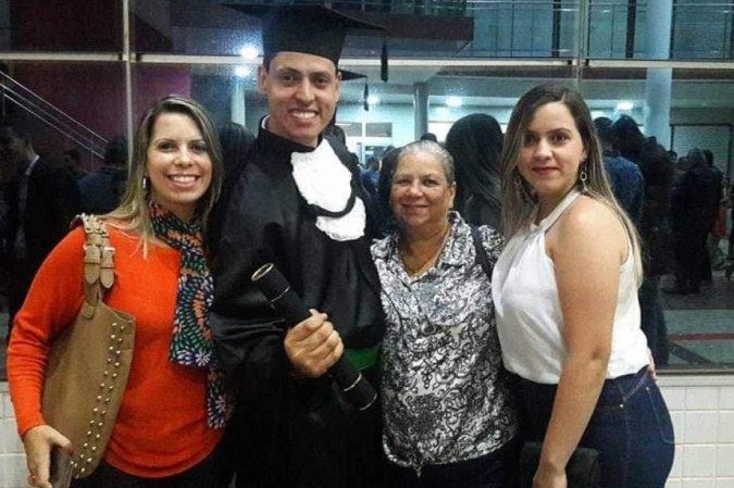  Leonardo Galv&atilde;o, chef brasiliense que atua em Portugal. No dia da formatura, em Julho de 2017, na faculdade de gastronomia do Iesb. Da esquerda para a direita: Vanessa (Irm&atilde;), Telma (m&atilde;e) e Andressa (irm&atilde; que morreu anos depois)