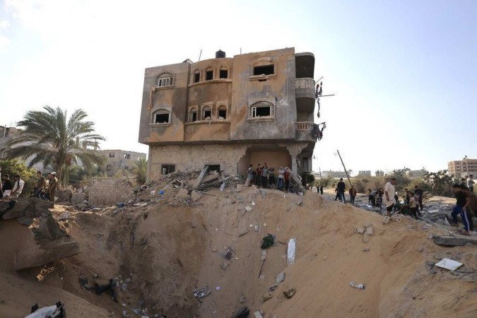 O apoio psicológico ajuda os brasileiros a diminuírem o sofrimento da ansiedade e angústia na espera da realocação para o Egito. Gaza (foto) é bombardeada dia e noite por Israel em resposta ao conflito com o Hamas - (crédito: MAHMUD HAMS / AFP) O apoio psicológico ajuda os brasileiros a diminuírem o sofrimento da ansiedade e angústia na espera da realocação para o Egito. Gaza (foto) é bombardeada dia e noite por Israel em resposta ao conflito com o Hamas - (crédito: MAHMUD HAMS / AFP)