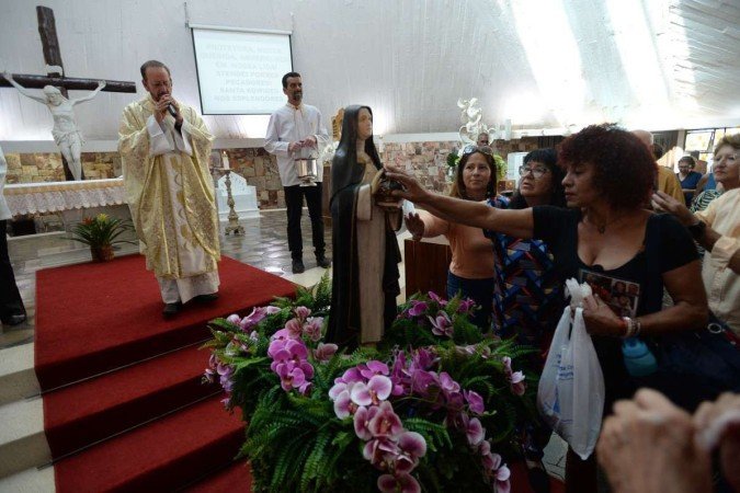 Devotos homenageiam Santa Edwiges por graças alcançadas -  (crédito: Minervino Júnior/CB/D.A.Press)