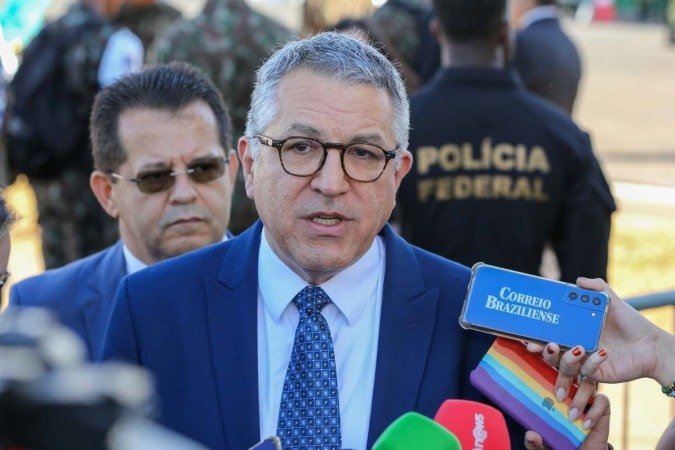 Padilha: não há razão para discutir alterar a meta antes de discutir as votações que estão na Câmara, que serão importantes para a definir a arrecadação no próximo período - (crédito: Fabio Rodrigues-Pozzebom/ Agência Brasil ) Padilha: não há razão para discutir alterar a meta antes de discutir as votações que estão na Câmara, que serão importantes para a definir a arrecadação no próximo período - (crédito: Fabio Rodrigues-Pozzebom/ Agência Brasil )