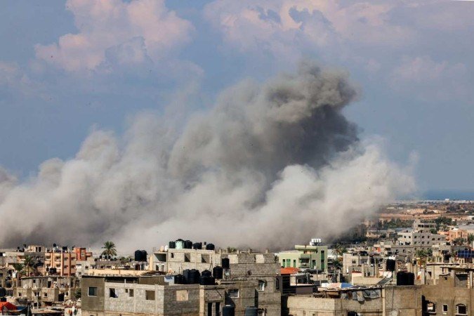 Ondas de fumaça aumentam após um ataque aéreo israelense em Rafah, no sul da Faixa de Gaza, em 16 de outubro de 2023. O número de mortos em ataques israelenses na Faixa de Gaza aumentou para cerca de 2.750 - (crédito: SAID KHATIB / AFP) Ondas de fumaça aumentam após um ataque aéreo israelense em Rafah, no sul da Faixa de Gaza, em 16 de outubro de 2023. O número de mortos em ataques israelenses na Faixa de Gaza aumentou para cerca de 2.750 - (crédito: SAID KHATIB / AFP)